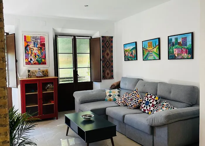Spacious 3-bedroom family apartment in the historic center, Albaicín